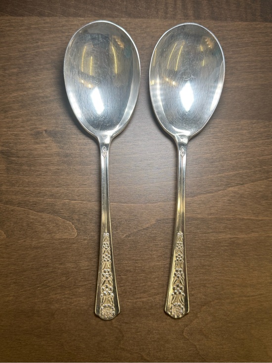 Meriden Other - Meriden Delight Lot Of 2 Silverplate Serving
Spoons International Floral 1928